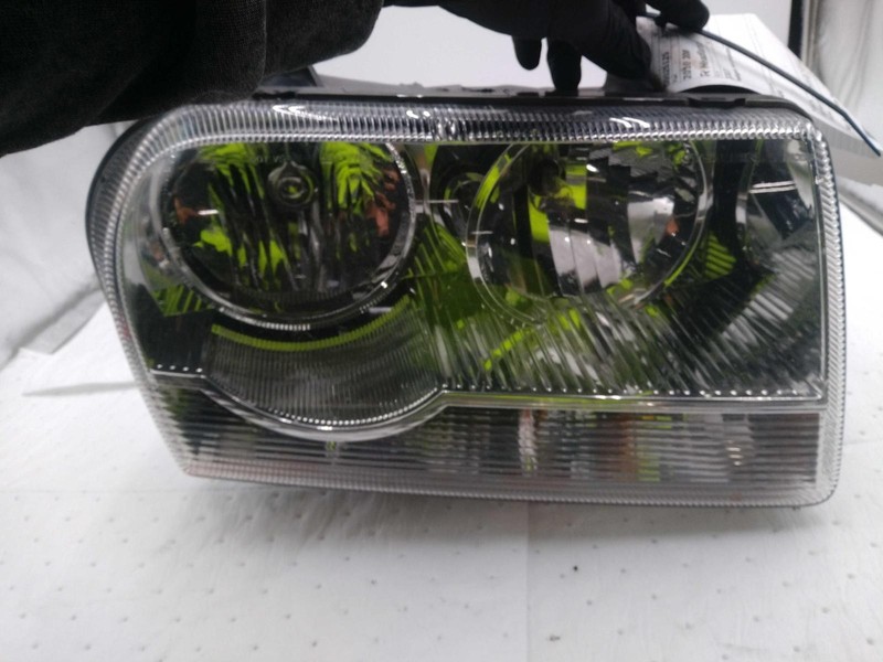 2010 Chrysler 300 Right Headlight Assembly Red Halogen OEM 454166 140K Miles