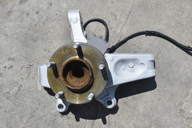 1997-04 CORVETTE C5 STEERING KNUCKLE SPINDLE LH DRIVER FRONT *10237239* **USED**