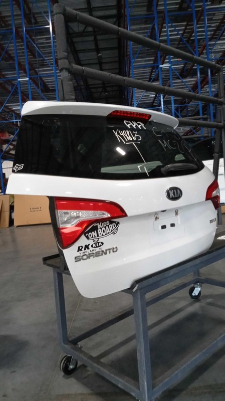 Used Deck Lid fits: 2015 Kia Sorento w/spoiler w/o LED lamps w/rear view camera
