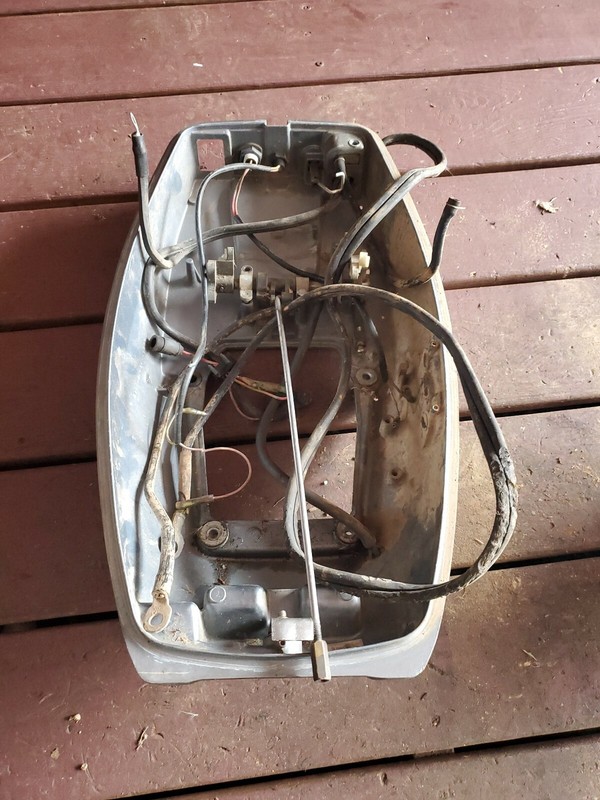 1989 Yamaha 25 30 HP 2 Stroke 3 Cyl Outboard Motor cowl Freshwater