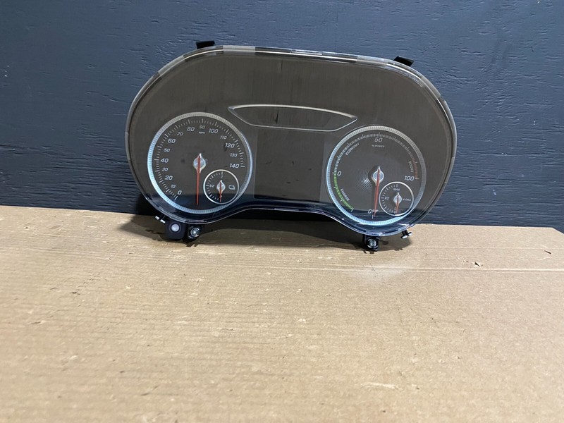 2015 to 2017 Mercedes-Benz B250 Cluster Speedometer D4579