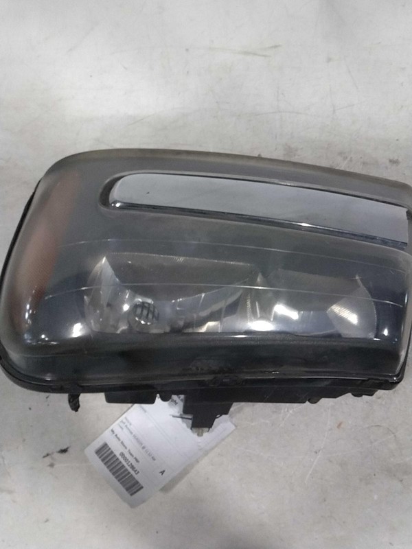 2006 Chevrolet Trailblazer Right Tail Light Assembly Tan 39981 Used 175K Miles