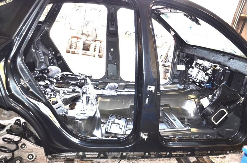 2015-2018 Porsche Macan 2.0L Passenger Right Side Rocker and Post Cut