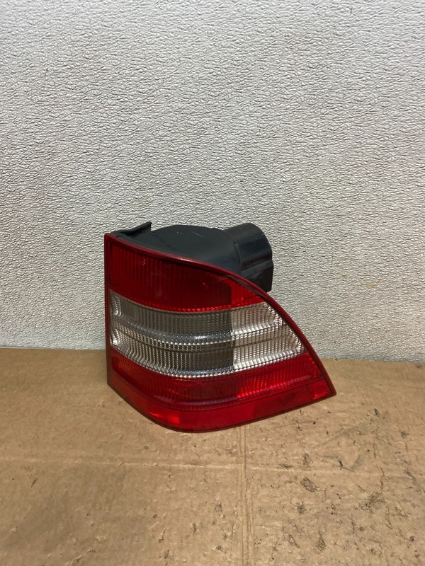 1998 to 2001 Mercedes ML320 ML-Class Right Passenger Rh Tail Light OEM Y7119 DW