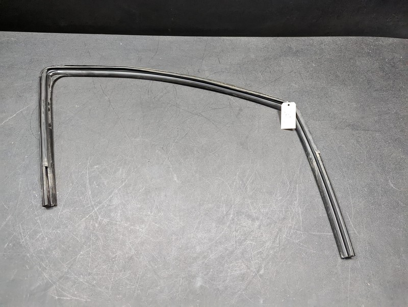 Front Right Door Window Glass Run Channel 2018 Chevrolet Sonic 95379897 12 - 20