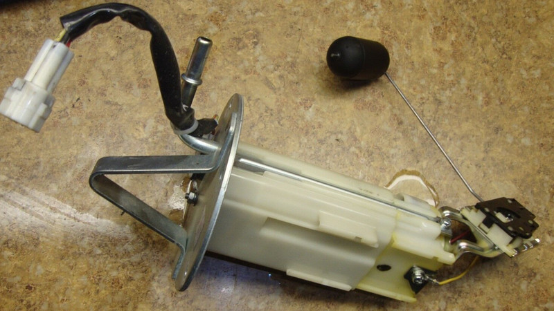 2012 Suzuki GSXR750 GSX-R750 GSXR 750 Fuel Gas Pump Petrol Tank 12