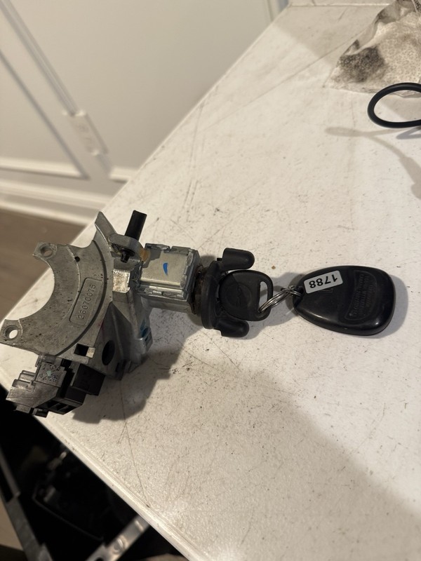 2002-2009 Trailblazer Envoy Rainier Ignition Switch Cylinder Housing OEM26070075