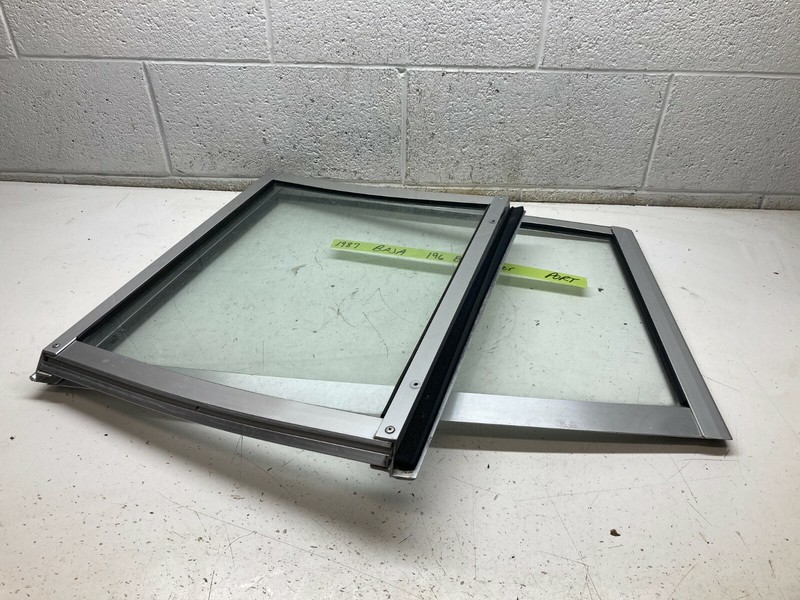 Z7 1987 Baja 196 Boat Windshield Passenger Port Left