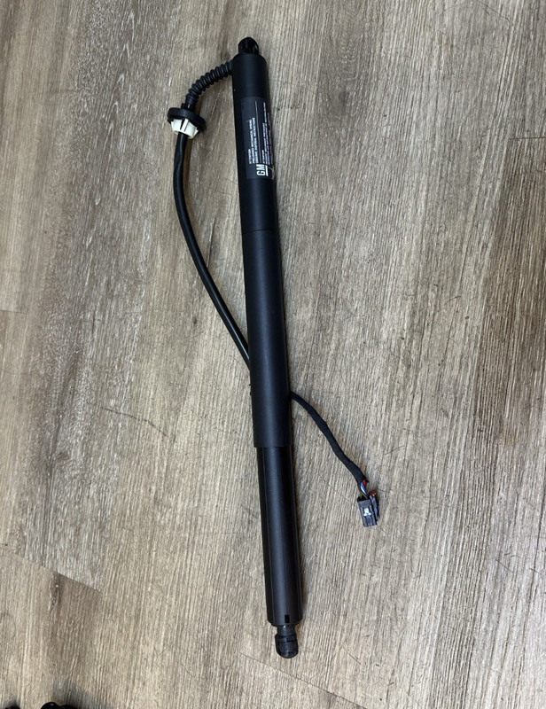 2024-25 CADILLAC XT6 LH TAILGATE LIFT MOTOR STRUT OEM PART # 86537703