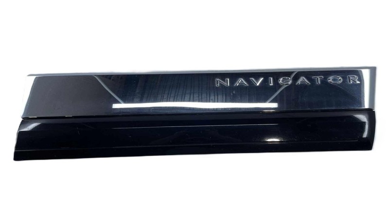 2008 Lincoln Navigator RH Passenger Front Rocker Moulding Black & Chrome Scratch