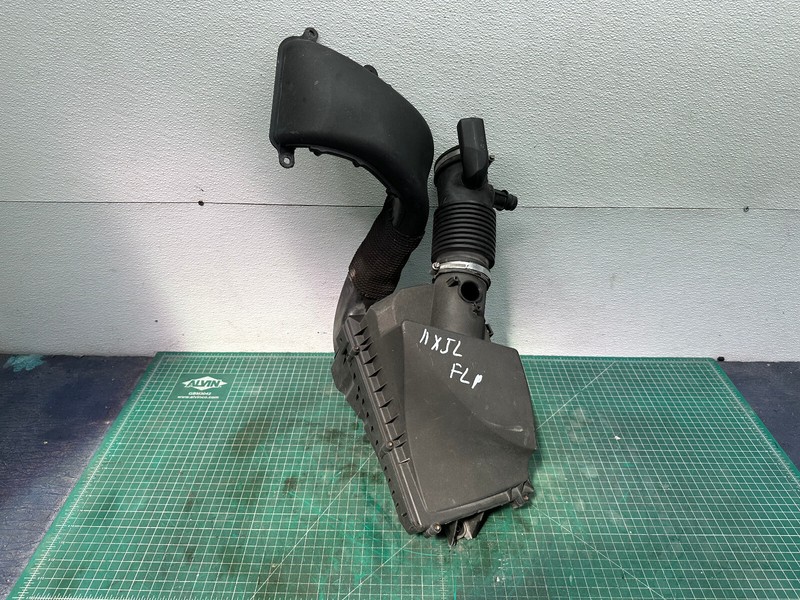 10-13 JAGUAR XJ FRONT LEFT DRIVER SIDE AIR INTAKE FILTER CLEANER BOX W/ TUBE OEM