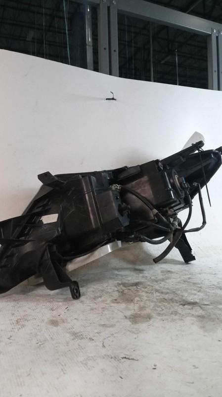 2017-2020 Nissan Pathfinder Right Headlight Assembly Grey OEM Used 369329