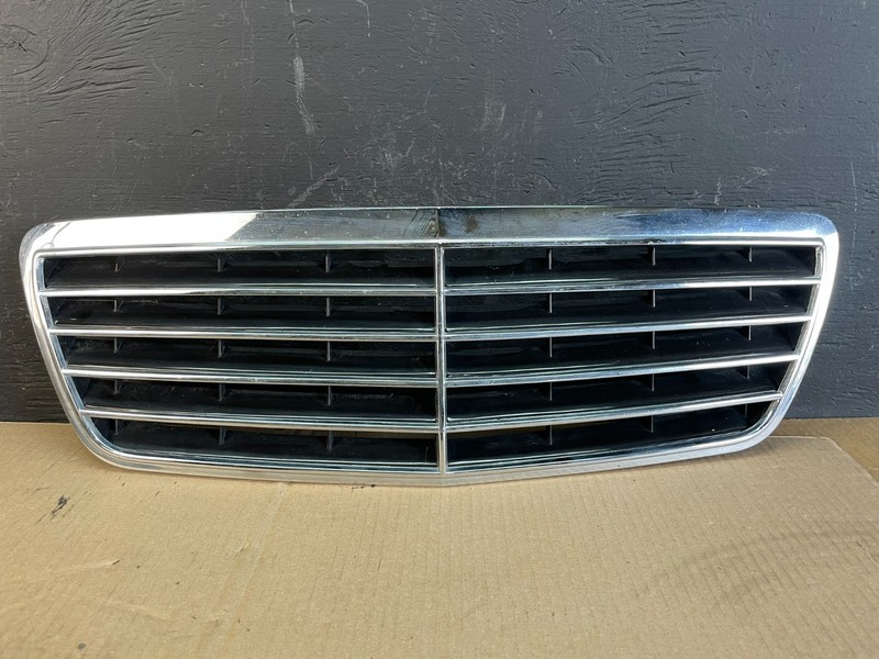 2000 to 2003 Mercedes Benz E-Class E320 E55 Front Upper Grill Grille AB7996