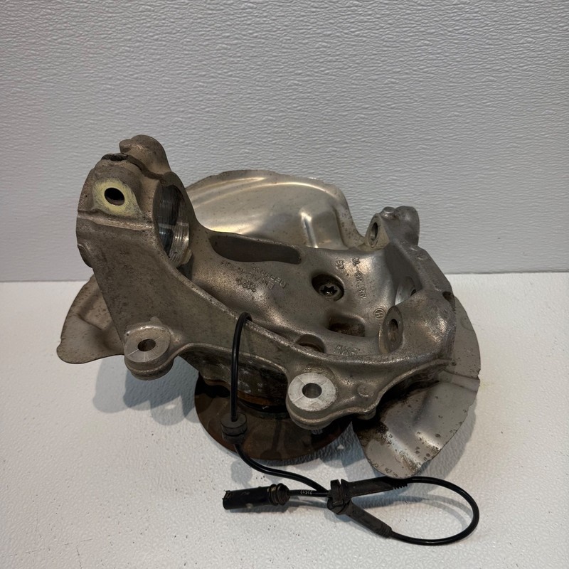 12-18 BMW 320i 328i 330i 335i 340i (F30) SEDAN LEFT FRONT SPINDLE KNUCKLE HUB