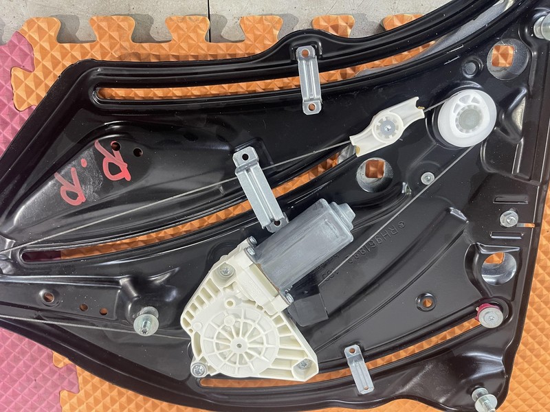 10-16 Mercedes Benz W212 W207 E350 Couper Rear Passenger Right Window Regulator