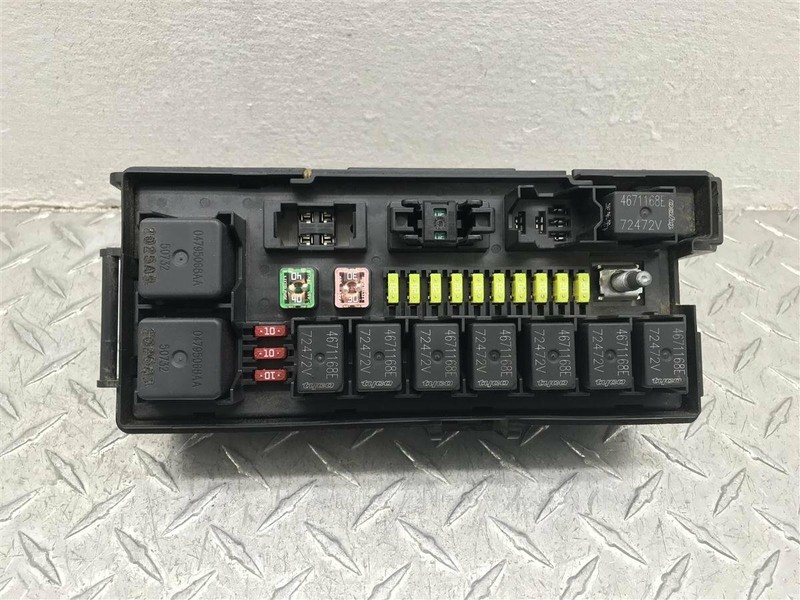 OEM 2004 - 2006 DODGE DURANGO 5.7L 4WD ENGINE FUSE BOX 04692112AD W/TOW PACKAGE
