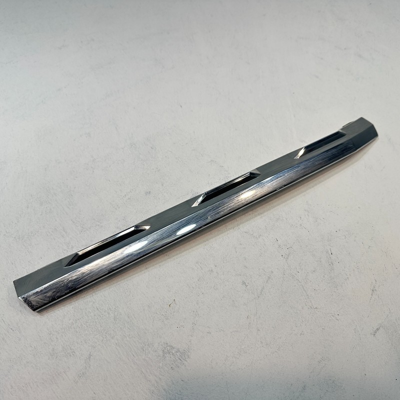 2018-2020 Volkswagen Atlas Front CenterRadiator Grille Molding OEM