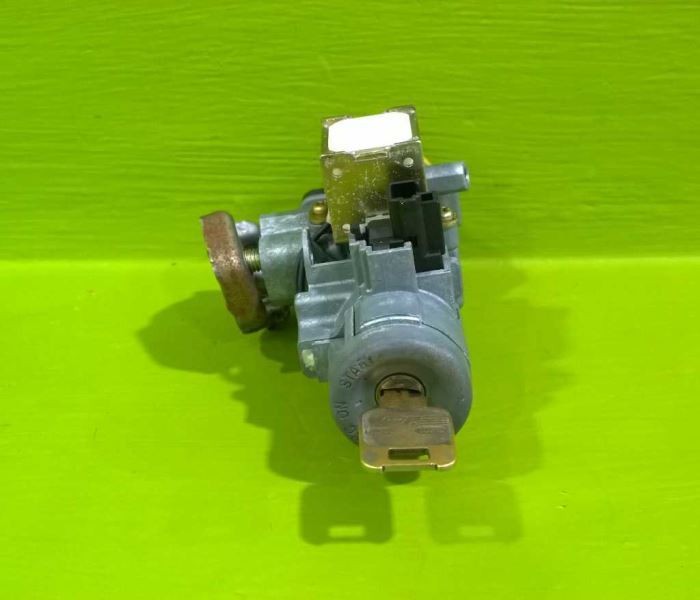 00 01 MPV IGNITION SWITCH CYLINDER HOUSING W/KEY OEM 3732-8