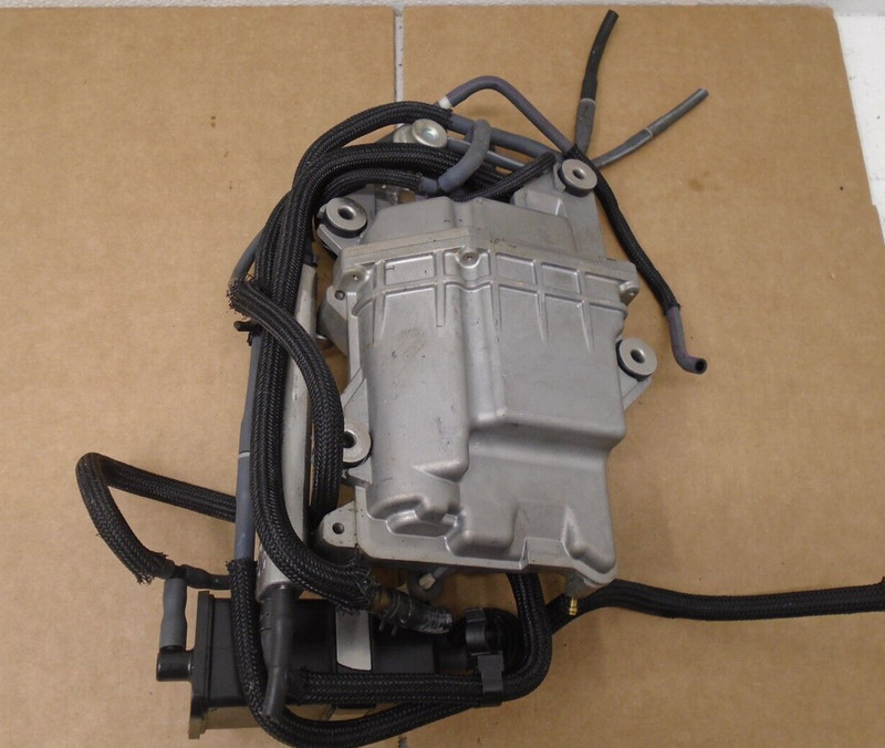USED FLOAT CHAMBER ASSY 6AW-14180-01-00 YAMAHA 2008-2011 F300 F350 300/350 HP