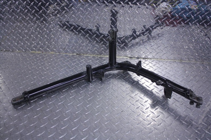 04 SUZUKI VL 1500 INTRUDER LC FRONT FRAME LEFT SUPPORT BAR BRACKET #1 VL1500
