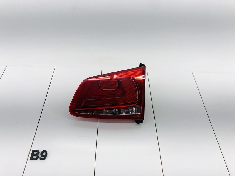 11-13 VOLKSWAGEN TOUAREG REAR RIGHT SIDE INNER TAIL LIGHT BRAKE STOP LAMP OEM