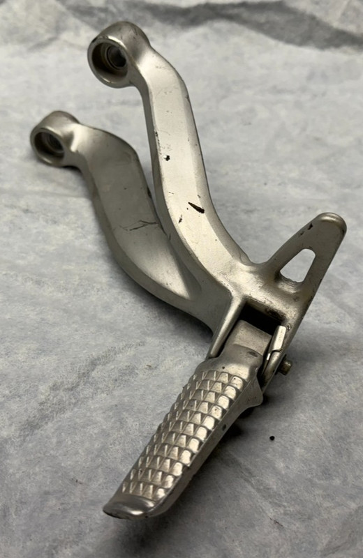 2002 Suzuki GSXR6 Right Rear Foot Peg Passenger Pedal Mount GSXR 600 02
