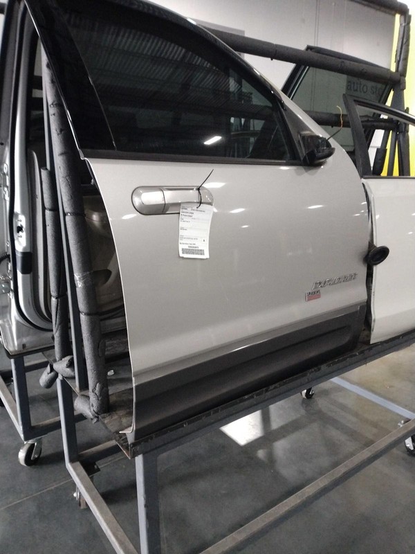 2005 Ford Explorer Right Front Door Silver - Good Condition, No Rust