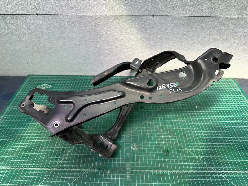 10-16 Mercedes E-class W212 RIGHT HEADLIGHT SUPPORT BRACKET OEM