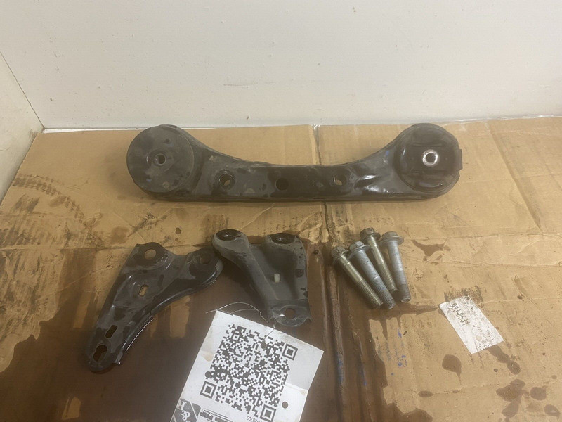 2015-2016 Honda CR-V CRV AWD Differential Bracket Mount w Bolts Diff Carrier