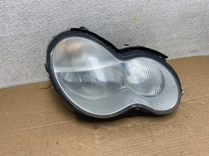 2001 - 2004 Mercedes-Benz C Class Halogen Right Passenger Headlight OEM Z1380 DW