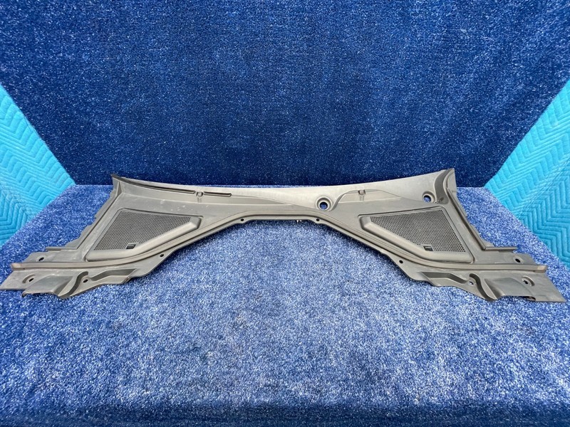 2016-2020 CADILLAC CT6 WINDSHIELD WIPER COWL PANEL COVER GRILLE W/ NOZZLES OEM