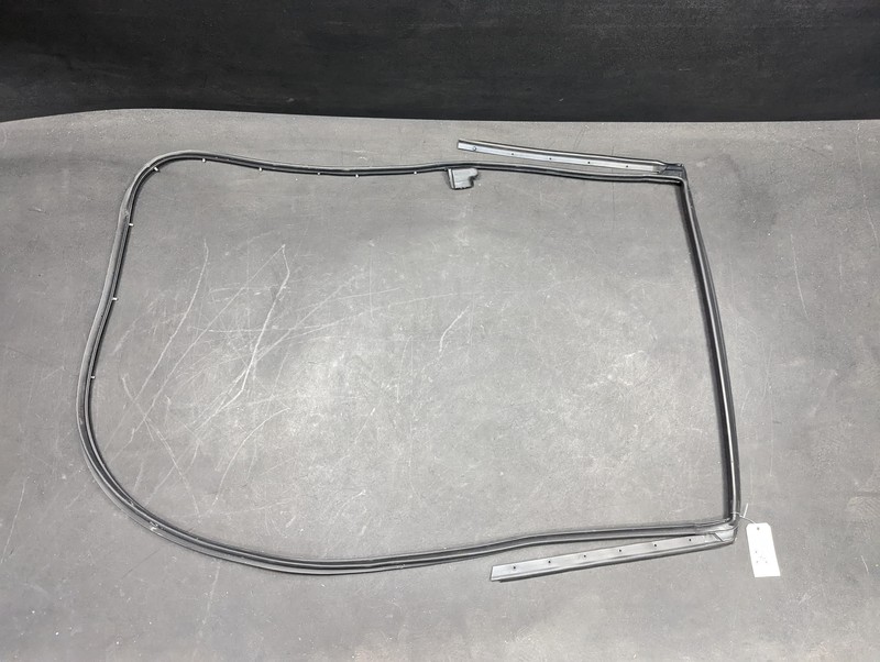 Rear Right Door Weatherstrip 2018 Nissan Pathfinder 82830-3KA0D 2016 2017 - 2020