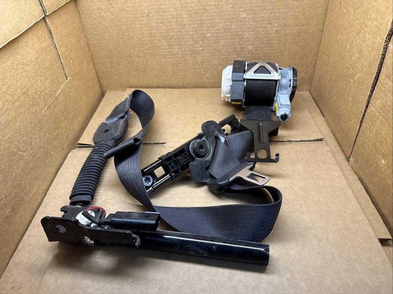 2013-2019 Ford Explorer Front Right Passenger Side Seat Belt Seatbelt Retractor