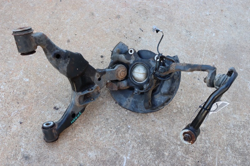 2007-2009 TOYOTA FJ CRUISER 4X2 FRONT LEFT SPINDLE KNUCKLE WHEEL HUB ASSY OEM
