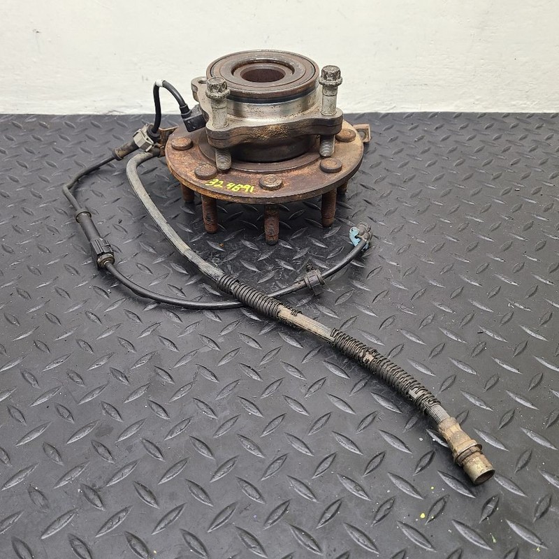 99-07 Chevrolet Silverado 2500 4x4 Front Hub 8 Lug OEM 19419501