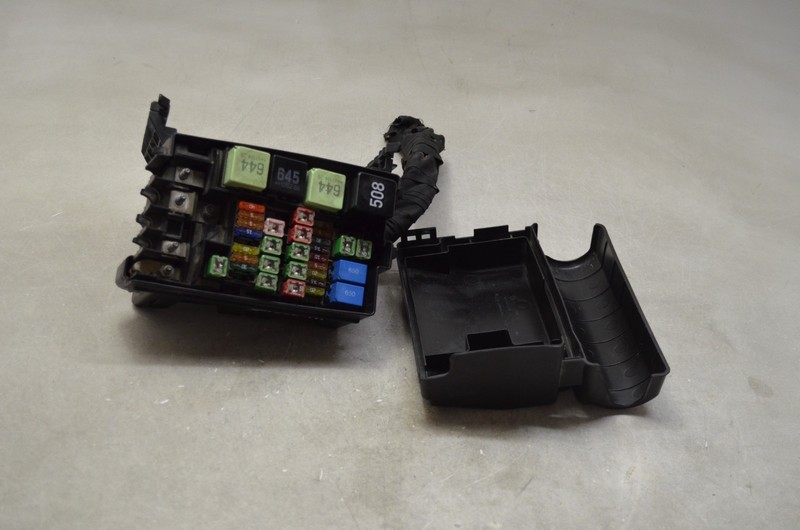 12-15 VOLKSWAGEN PASSAT 2.0L DIESEL ENGINE FUSE RELAY BOX OEM
