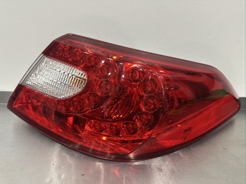 2011-2015 INFINITI M37 M35H Q70 REAR RIGHT PASSENGER SIDE TAIL LIGHT LED OEM RH