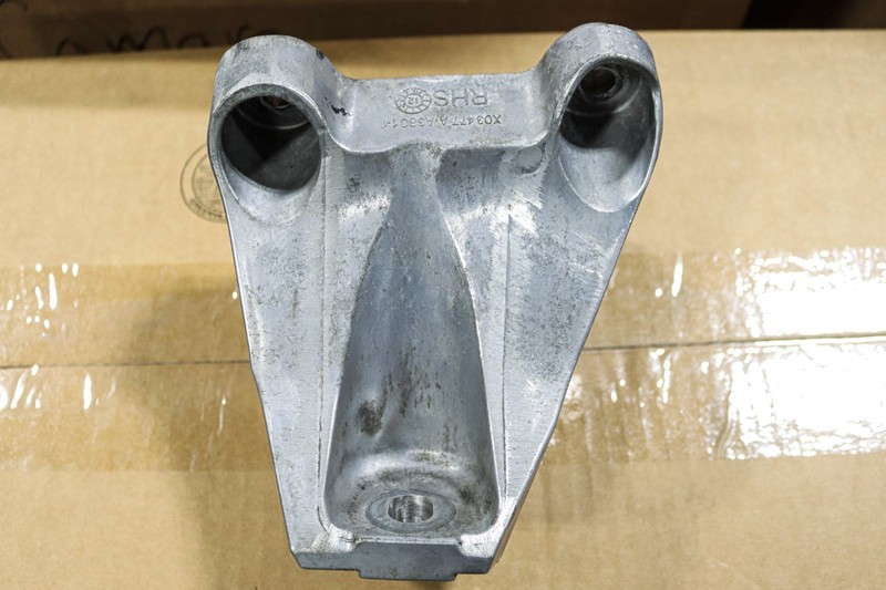 2010-2015 Chevrolet Camaro Right Side Motor Mount Bracket 22843611 OEM *USED*