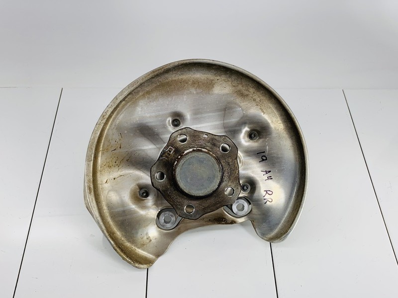 17-20 AUDI A4 B9 FWD REAR RIGHT PASSENGER SIDE SPINDLE KNUCKLE WHEEL HUB OEM