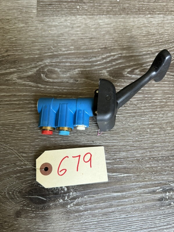 BENDIX TCS-9000 SEMI TRUCK TRAILER BRAKE CONTROL VALVE - P/N: 7267413 K024929