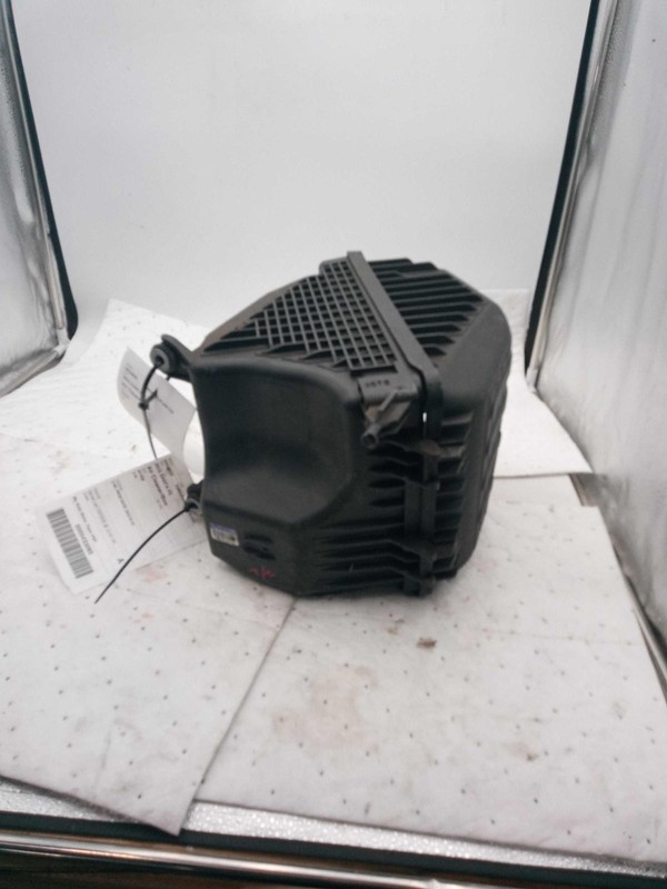 Used Air Cleaner Assembly fits: 2015 Hyundai Santa fe 3.3L VIN 7 8th digit GDI G