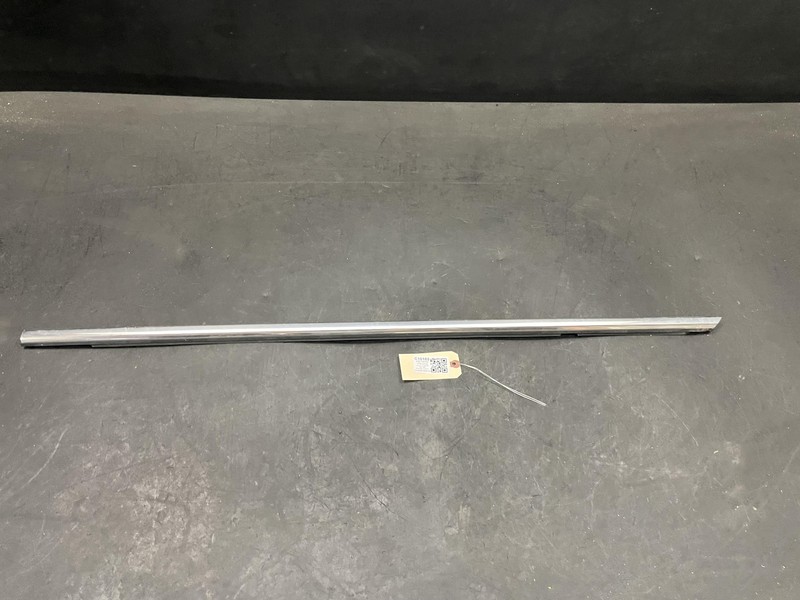 Front Left Door Window Belt Molding 2021 Cadillac XT4 84682627 2019 2020 - 2023