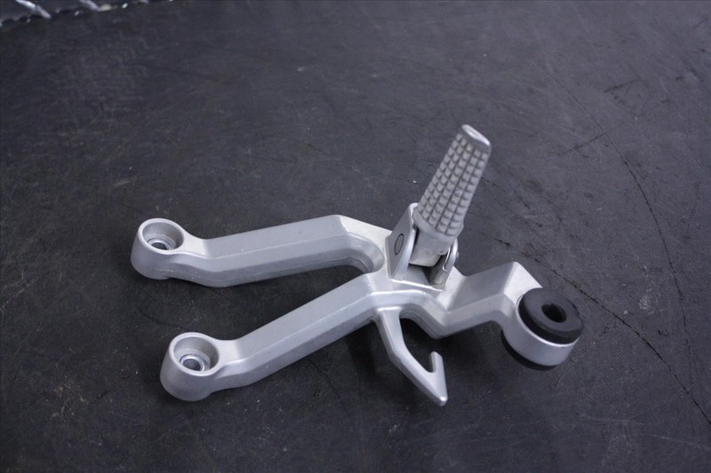 03 SUZUKI SV 650 S RIGHT REAR PASSENGER FOOT PEG MOUNT BRACKET ASSEMBLY SV650