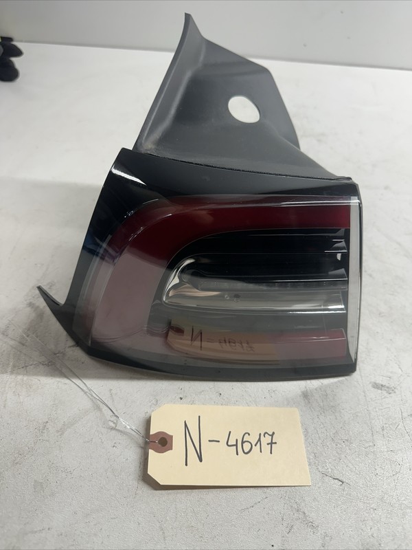 2017-2023 Tesla 3 Y Rear Left Driver TAILLIGHT Tail Light 1077397N-4617 B157