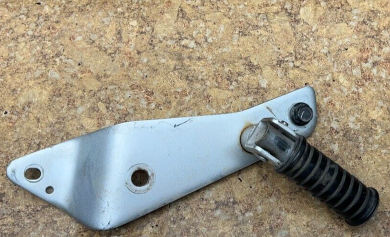 2009 Yamaha XV250 V Star Rear Right Passenger Pedal Mount Foot Peg 09 XV 250 R