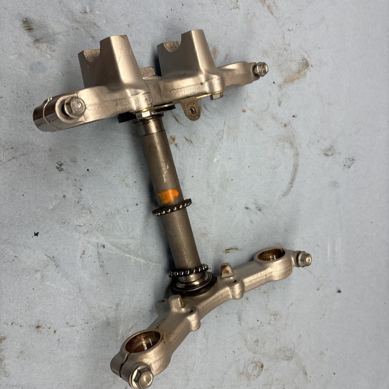 2001 Honda XR100R Motorcycle Front suspension triple clamp good