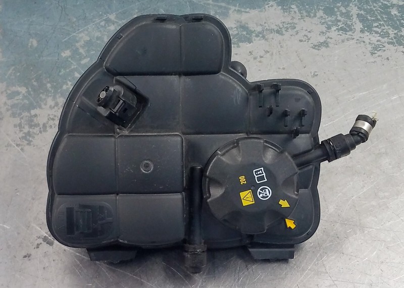 2018 BMW M5 F90 cooling water coolant expansion tank#2469 B2