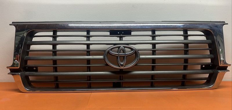 5310160120 | 1995 - 97 Toyota Land Cruiser FJ80 Front Grill Emblem OEM Grille