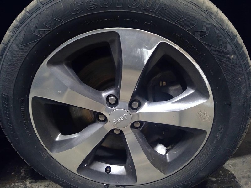 Rim Wheel 18x7 5 Spoke Polished Face With Gray Pockets Fits 19 CHEROKEE 1750372