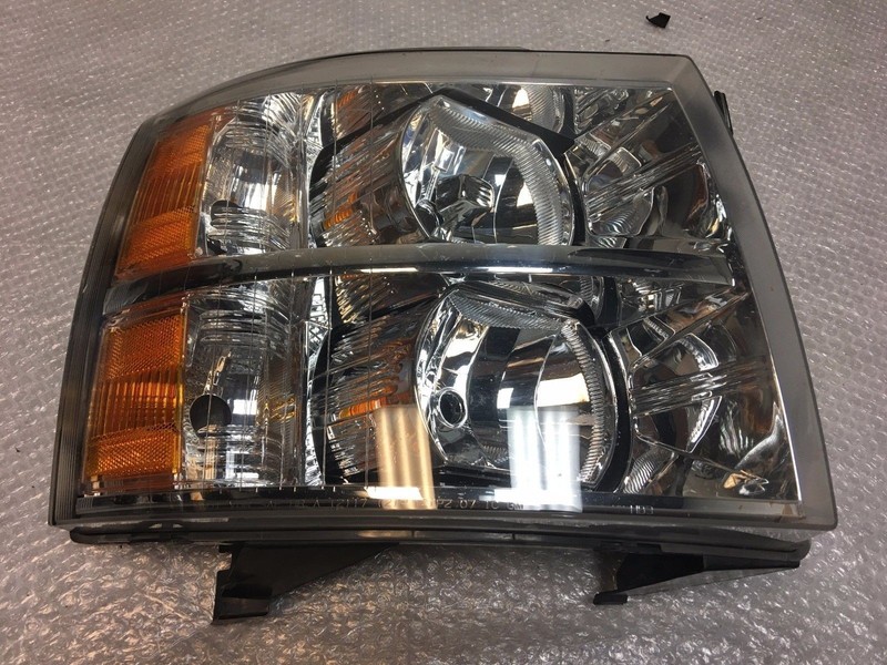2007-2012 CHEVY SILVERADO RIGHT PASSENGER HALOGEN HEADLIGHT OEM F00HTG110011